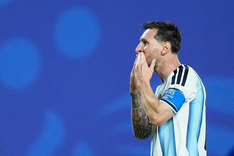 Messi erzielt ersten WM-Hattrick und stellt Klose-Rekord ein Lionel Messi erzielt beim 3:0-Sieg Argentiniens gegen Algerien einen Hattrick und stellt den WM-Torrekord von Miroslav Klose ein.