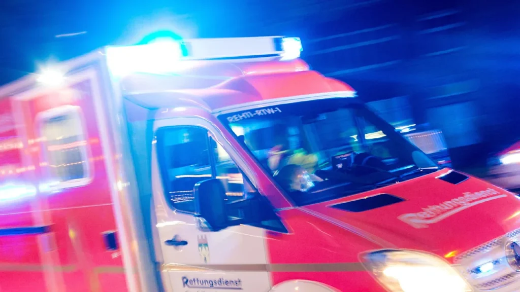 Vier Menschen sterben bei Frontalzusammenstoß in Thüringen Schwere Tragödie in Thüringen: Bei einem Frontalzusammenstoß zwischen einem Seat und einem Lkw starben zwei Frauen und zwei kleine Kinder.