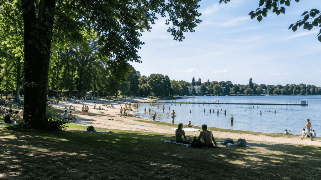 Badeseen Berlin 2026 im Überblick: Geöffnete Strände, Wasserqualität, Eintritt, Ausstattung, Anfahrt und Tipps für einen perfekten Badetag in Berlin.
