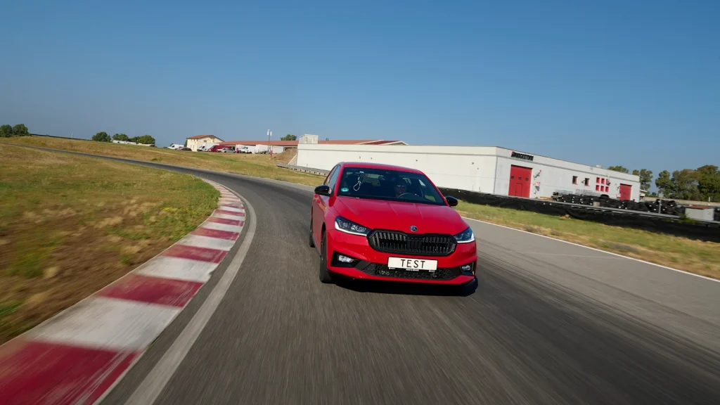 ADAC testet Ganzjahresreifen: Die Hälfte der Modelle besteht den Test nicht ADAC hat 16 Ganzjahresreifen für Kleinwagen getestet. Die Hälfte erhielt schlechte Bewertungen, fünf Modelle wurden als sicherheitskritisch eingestuft.