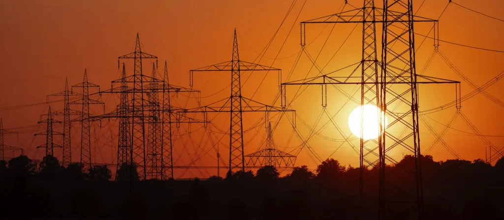 Die Hitzewelle in Deutschland treibt die Strompreise nach oben. Besonders Unternehmen mit hohem Stromverbrauch am Abend müssen mit höheren Kosten rechnen.