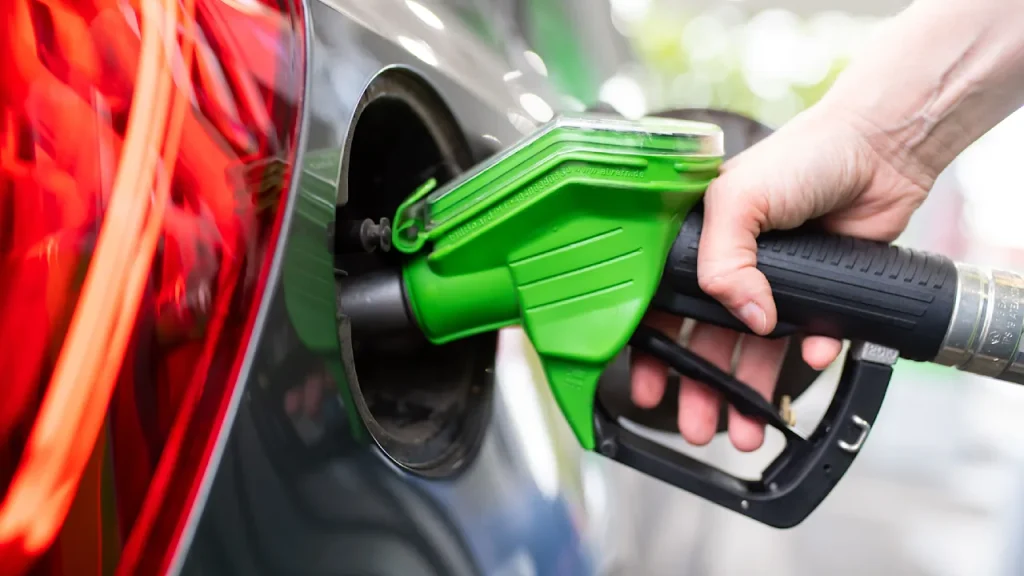 Der Tankrabatt in Deutschland läuft Ende Juni aus. ADAC empfiehlt, noch vor Juli zu tanken, da Benzin und Diesel voraussichtlich um rund 17 Cent je Liter teurer werden.