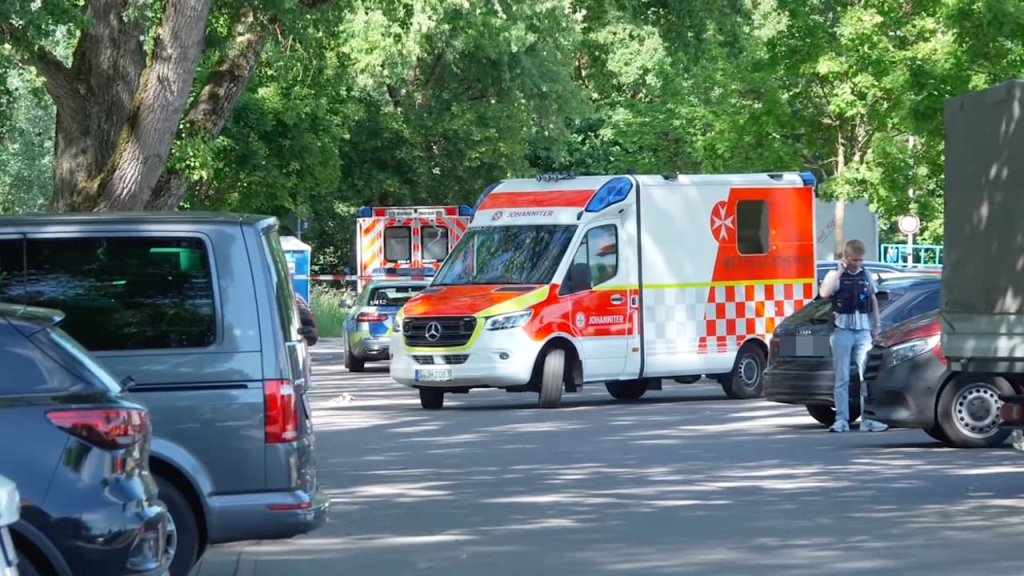 Ein 20 Monate altes Mädchen starb in Deutschland, nachdem es mehrere Stunden in einem verschlossenen Auto zurückgelassen worden war. Die Ermittlungen laufen.