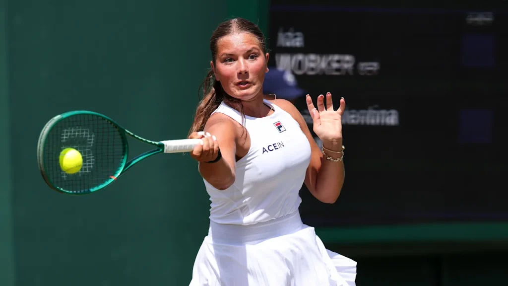Deutsche Tennisspielerin nach Schlägerwurf in Wimbledon disqualifiziert Die 15-jährige deutsche Tennisspielerin Ida Wobker wurde beim Juniorinnen-Wimbledon disqualifiziert, nachdem sie ihren Schläger auf den Boden geworfen hatte, der anschließend in Richtung Zuschauer sprang.