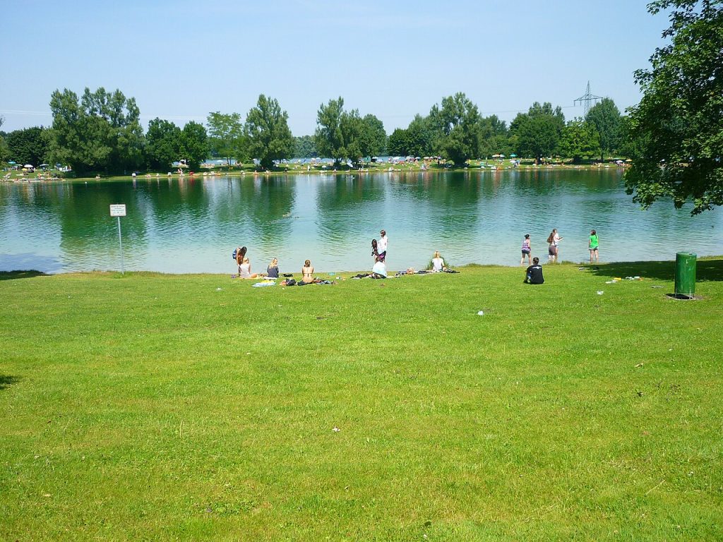 Die besten Badeseen in München und Umgebung 2026: Starnberger See, Ammersee, Langwieder See, Riemer See, Feringasee und Feldmochinger See mit Wasserqualität, Anfahrt, Parken, Kindern und Hunden.
