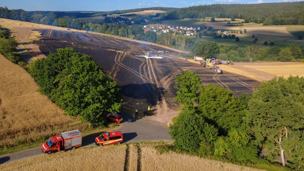 Brand bei Schlitz erfasst Ballenpresse und mehr als drei Hektar Getreidefeld Bei Schlitz brannten eine Ballenpresse und 3,5 Hektar Getreidefeld. 160 Einsatzkräfte waren vor Ort, zwei Menschen erlitten Rauchgasvergiftungen.