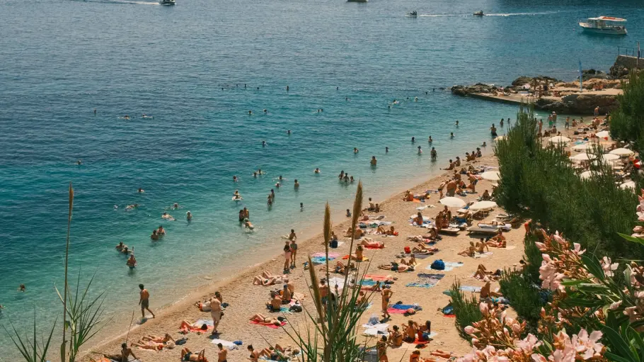 Urlaub in Kroatien 2026: Warum Touristen Buchungen stornieren und die Preise sinken In Kroatien stornieren Touristen im Sommer 2026 häufiger ihre Buchungen. Strände werden leerer, Vermieter senken die Preise für Unterkünfte.