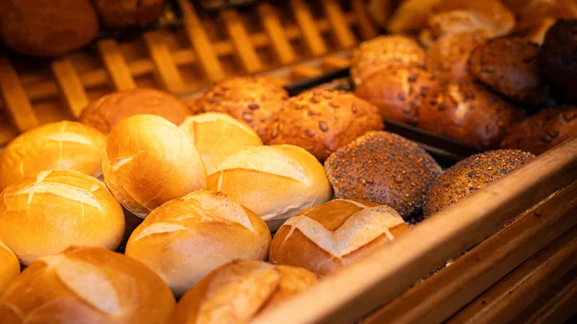 Bäckereien in Deutschland sollen sonntags länger arbeiten dürfen: Was sich ab 2027 ändert Bäckereien in Deutschland sollen ab 2027 sonntags bis zu acht Stunden arbeiten dürfen. Die Verkaufszeiten bestimmen jedoch weiterhin die Bundesländer.