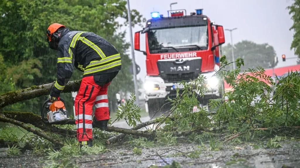 Deutschland steht ein markanter Wetterwechsel bevor: Vor der Abkühlung drohen schwere Gewitter In Deutschland drohen schwere Gewitter, Hagel und bis zu 50 Liter Regen pro Quadratmeter. Am Wochenende sinken die Temperaturen auf 20 bis 25 Grad.
