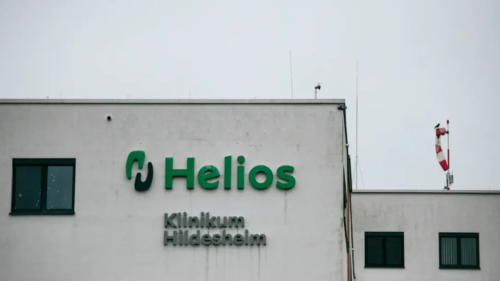 Frau bringt ihr Kind auf dem Gehweg vor einer Klinik in Hildesheim zur Welt In Hildesheim brachte eine Frau ihr Kind auf dem Gehweg vor der Helios-Klinik zur Welt. Mutter und Baby wurden sofort versorgt und sind gesund.