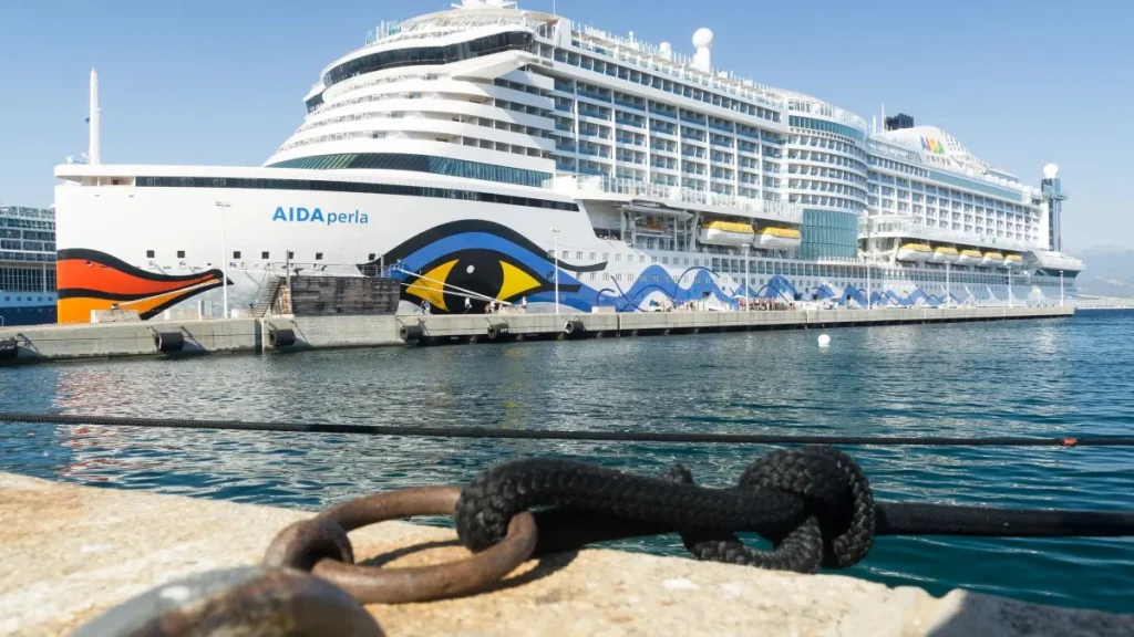 Passagier von Kreuzfahrtschiff Aida Perla evakuiert Ein Passagier der Aida Perla wurde in der Nordsee per Hubschrauber evakuiert. Das Kreuzfahrtschiff setzte seine Norwegen-Reise mit leichter Verspätung fort.
