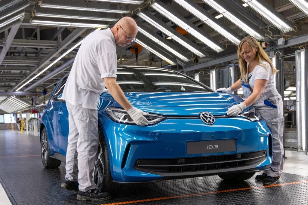 Elektroautos in Europa werden günstiger, das Ladenetz wächst schneller als der Markt Elektroautos wurden in Deutschland real um 18 Prozent günstiger, während sich die Zahl öffentlicher Ladepunkte in der EU innerhalb von fünf Jahren verfünffachte.