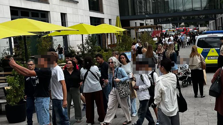 Frau im Einkaufszentrum Milaneo in Stuttgart mit Messer angegriffen und in Brand gesetzt Im Stuttgarter Einkaufszentrum Milaneo wurde eine Frau mit einem Messer angegriffen und anschließend in Brand gesetzt. Der Tatverdächtige wurde festgenommen.