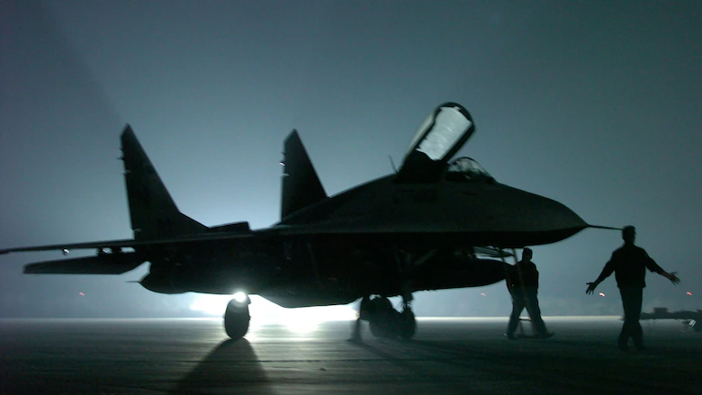 Ukraine meldet Treffer auf MiG-29 und „Panzir-S1“ auf Flugplatz bei Kursk Ukraine meldet Treffer auf eine MiG-29 und ein „Panzir-S1“-System auf dem Flugplatz Chalino bei Kursk. Der Schaden wird auf 40 Millionen Euro geschätzt.