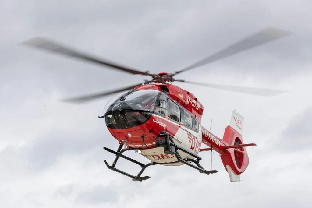 In Mannheim sind ein Motorrad und ein Auto zusammengestoßen. Die Polizei spricht von einem schweren Verkehrsunfall. Ein Rettungshubschrauber wurde zum Einsatzort alarmiert.