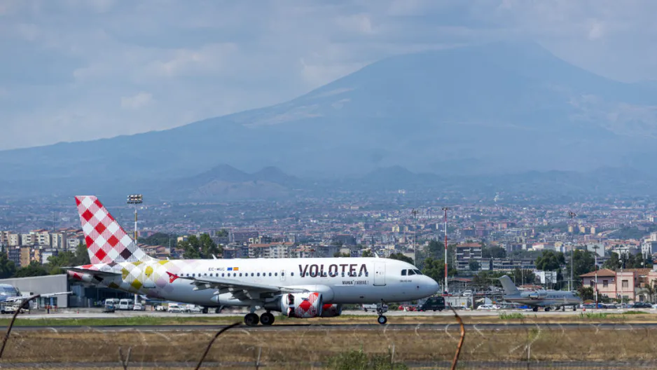 Ätna-Ausbruch stoppt Betrieb am Flughafen Catania Wegen des Ausbruchs des Ätna wurde der Flughafen Catania auf Sizilien vorübergehend geschlossen. Mehrere Flüge wurden nach Palermo umgeleitet