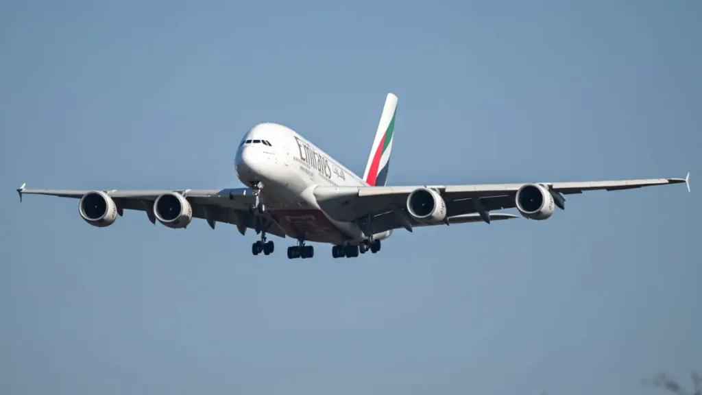 Passagiere des Emirates-Flugs EK302 saßen nach einer Landung in Hangzhou über 13 Stunden im Airbus A380 fest. Ursache waren Crewwechsel und Technikprobleme