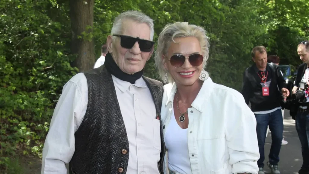 Annika Kersten-Hönig erklärt ihre Teilnahme an „Villa der Versuchung“, spricht über die Krankheit von Heinz Hoenig, finanzielle Sorgen und die Unterstützung ihres Mannes.