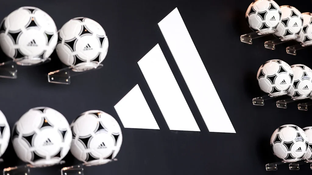 Die Adidas-Aktie fällt trotz Rekordumsatz um 17 Prozent. Hohe Werbekosten zur WM 2026 bremsen den Gewinn und enttäuschen die Anleger.