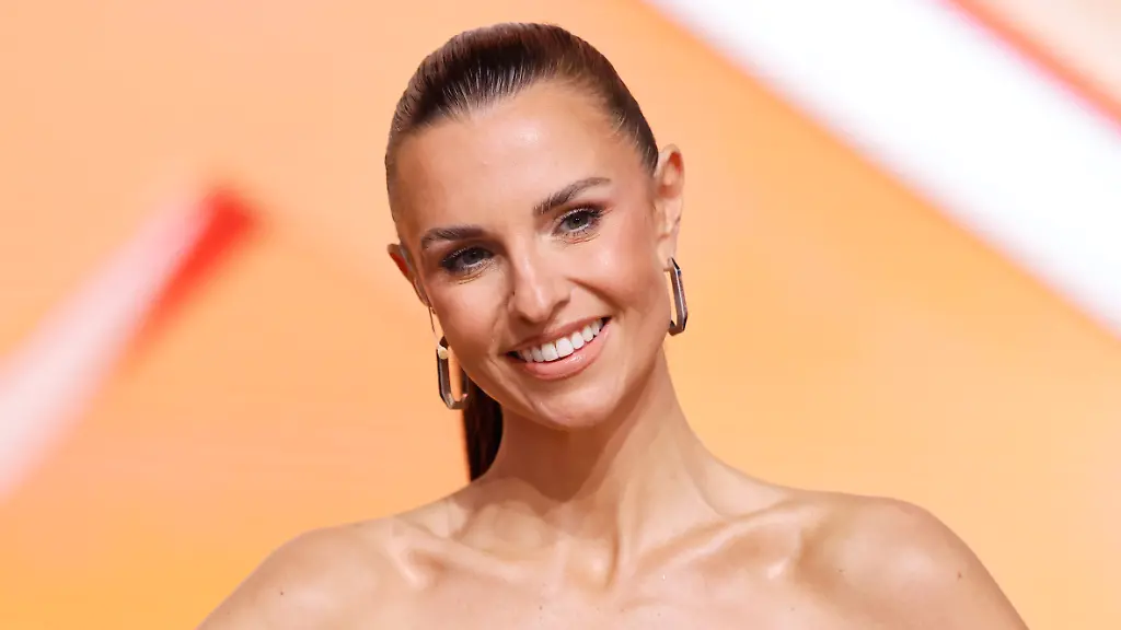 Laura Wontorra zeigt ihren neuen Freund und überrascht mit neuem Look Laura Wontorra urlaubt mit Riccardo Basile in Marbella. Die Moderatorin zeigt romantische Fotos und überrascht vor dem Bundesliga-Start mit einem Bob.