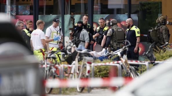 Polizei befreit Kassiererin nach elf Stunden Geiselnahme in Berlin Spezialkräfte der Berliner Polizei stürmten einen Rewe-Supermarkt, überwältigten den bewaffneten Täter und befreiten eine Mitarbeiterin.