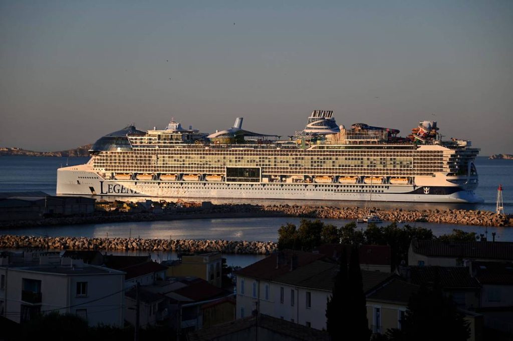 „Legend of the Seas“ sticht in See: Video zeigt die Dimensionen des größten Kreuzfahrtschiffs Die Legend of the Seas startet ihre Kreuzfahrten: Das neue Royal-Caribbean-Schiff bietet 20 Decks, sieben Pools, einen Wasserpark und Platz für 7600 Gäste.