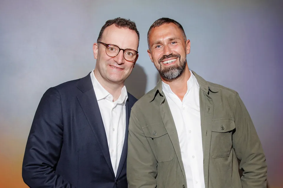 Jens Spahn und sein Ehemann Daniel Funke sind Eltern geworden Jens Spahn und sein Ehemann Daniel Funke sind Eltern geworden. Ihr Sohn Georg wurde in den USA von einer Leihmutter geboren und nach seinem Großvater benannt.