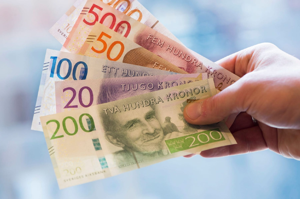 Schweden verpflichtet Lebensmittelgeschäfte und Apotheken wieder zur Annahme von Bargeld. Das neue Gesetz soll die Versorgung bei Krisen und technischen Ausfällen sichern