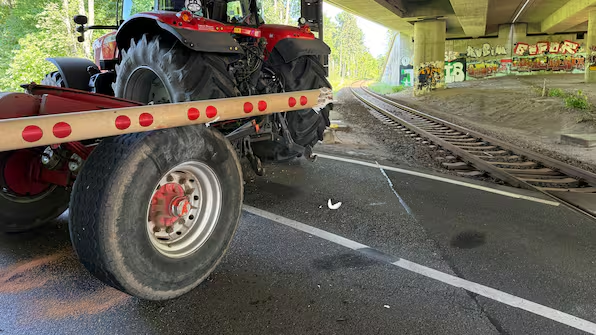 Nach Kollision mit Traktor: Zugverkehr zwischen Kiel und Rendsburg wieder aufgenommen Nach der Kollision eines Nordbahn-Zuges mit einem Traktor bei Achterwehr fährt der Verkehr zwischen Kiel und Rendsburg wieder. Details zum Unfall.