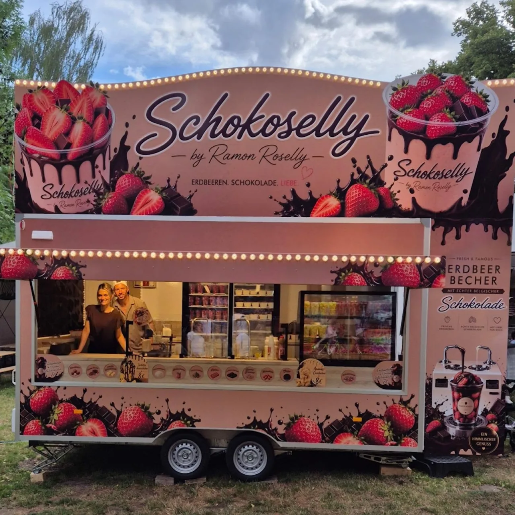 Ramon Roselly eröffnet Erdbeer-Foodtruck für seine Freundin