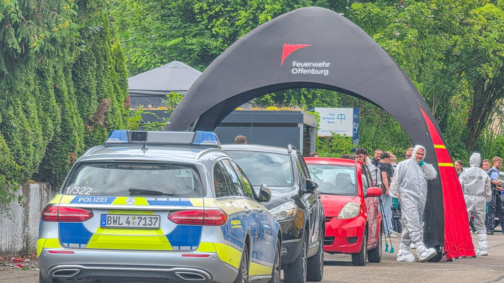 In Offenburg sind nach einer Schießerei ein Mann und eine Frau gestorben. Die Polizei fand eine Waffe und prüft die Version von Mord und Suizid.