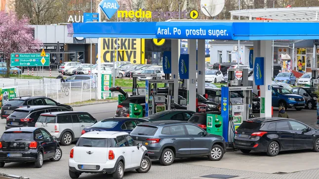 Polen senkt Mehrwertsteuer auf Kraftstoff: Deutsche fahren zum günstigeren Tanken über die Grenze Polen senkt bis Ende August die Mehrwertsteuer auf Benzin und Diesel von 23 auf 8 Prozent. An grenznahen Tankstellen wächst der Andrang aus Deutschland.