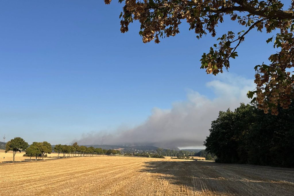 Rauch vom Waldbrand zieht über Bonn: Notruf 112 durch Anrufe überlastet Rauch vom Großbrand im Hürtgenwald erreicht Bonn und den Rhein-Sieg-Kreis. Behörden raten zu geschlossenen Fenstern und warnen vor überlastetem Notruf 112.