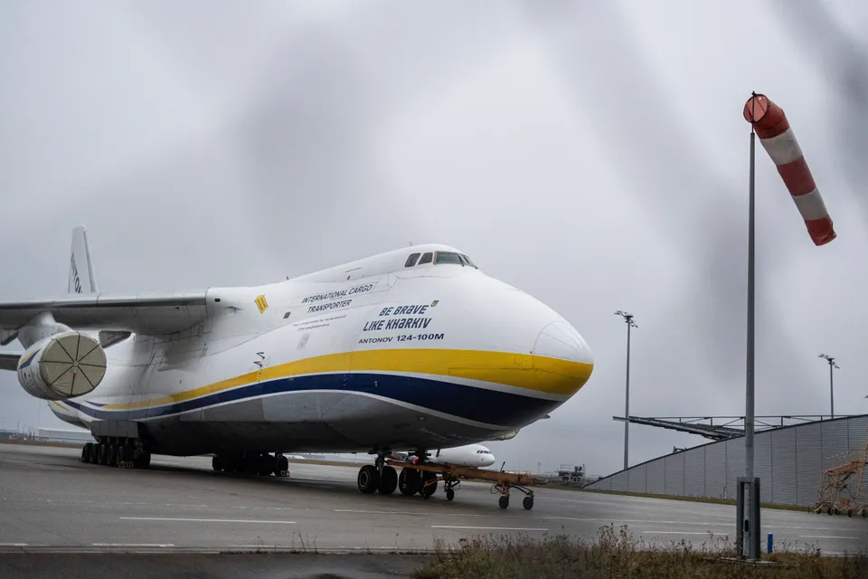 Drohne mit verdächtigem Gegenstand nahe ukrainischem Flugzeug in Leipzig entdeckt Am Flughafen Leipzig/Halle wurde nahe einer ukrainischen An-124 eine Drohne mit verdächtigem Gegenstand entdeckt. Der Flugbetrieb wurde zeitweise gestoppt.
