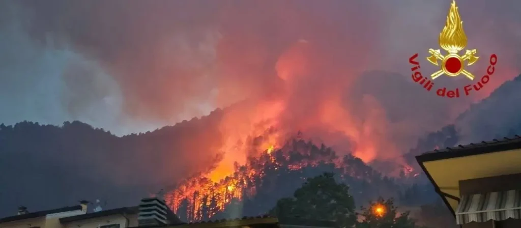 Am Gardasee in Italien wütet ein Waldbrand. Mehr als 200 Menschen wurden evakuiert, während Feuerwehrleute Wohnhäuser vor den Flammen schützen.