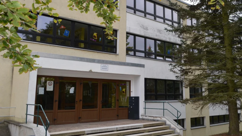 Die Grundschule Hohenleuben wird wegen erheblicher Baumängel vorübergehend geschlossen. Rund 80 Schüler wechseln zum neuen Schuljahr nach Weida.
