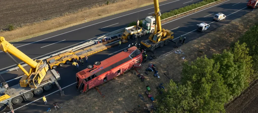 In Ungarn verunglückt ein Bus mit polnischen Pilgern: Zwölf Menschen sterben, Dutzende werden verletzt. Polizei prüft Übermüdung des Fahrers.