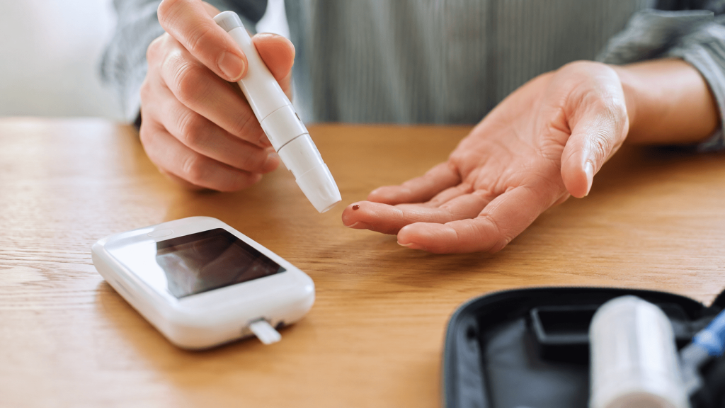 Normaler Blutzuckerspiegel nach Alter: Werte nüchtern und nach dem Essen, Tabelle in mg/dl und mmol/l, HbA1c und wichtige Grenzwerte.