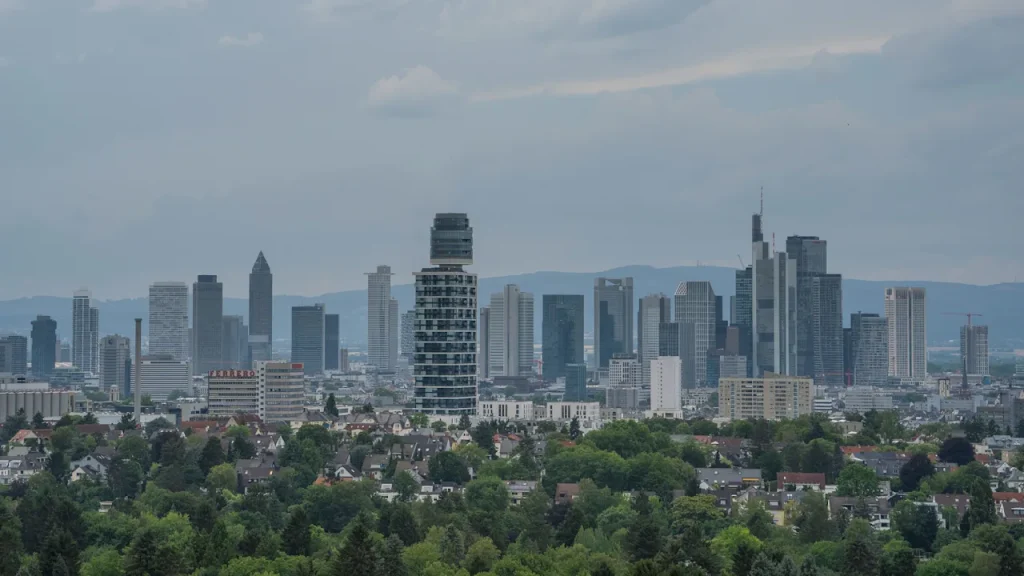 Das Wetter in Deutschland am 18. August wird von Tief NORA geprägt: Regen im Westen und in der Mitte, im Osten und Süden bis zu 29 Grad.