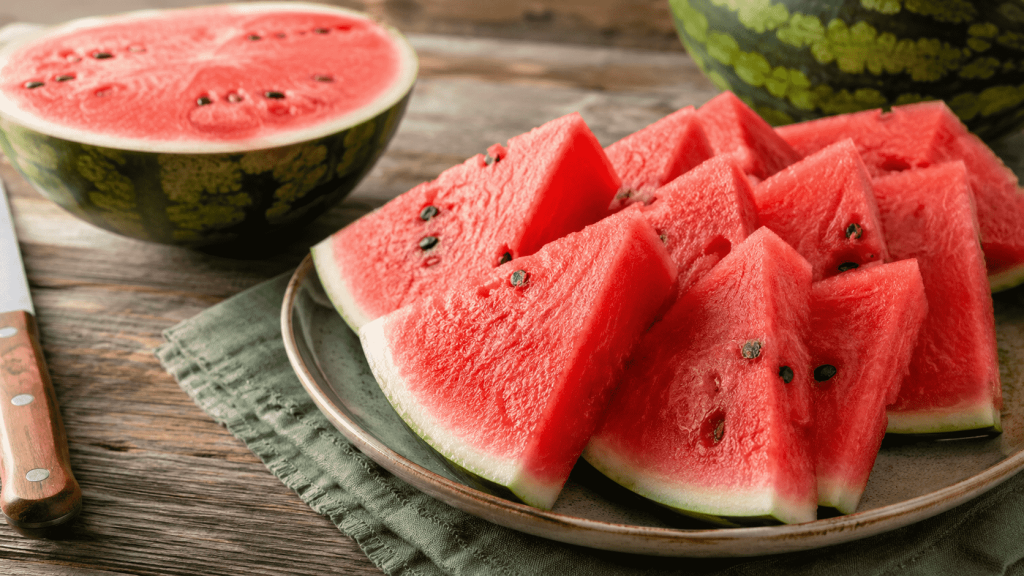 Wassermelonen-Diät: Hilft Wassermelone beim Abnehmen? Tagesmenge, Wirkung auf den Körper, Blutzucker und wichtige Gegenanzeigen im Überblick.