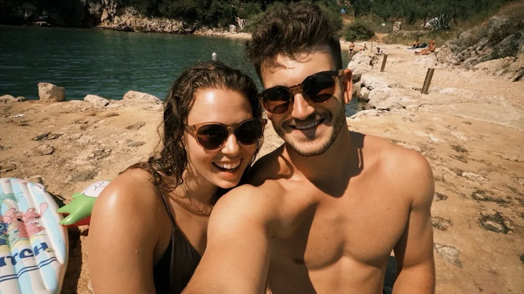 Stefanie Jenal und Stefan Eichberger machen ihre Beziehung öffentlich. Das Ski-Paar zeigt gemeinsame Urlaubsfotos vor dem Weltcup-Start 2026/27.