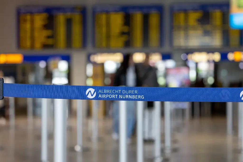 Am Flughafen Nürnberg eskalierte ein Streit in der Check-in-Schlange. Rund 20 Menschen waren beteiligt, elf Passagiere wurden vom Flug ausgeschlossen.