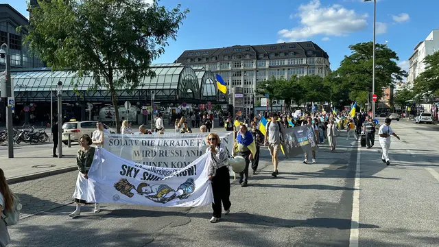 Hunderte Menschen demonstrieren im Zentrum Hamburgs für die Ukraine Hunderte Menschen demonstrierten am 24. August in Hamburg für die Ukraine. Sie forderten stärkere Luftverteidigung und zogen bis zum Gänsemarkt.