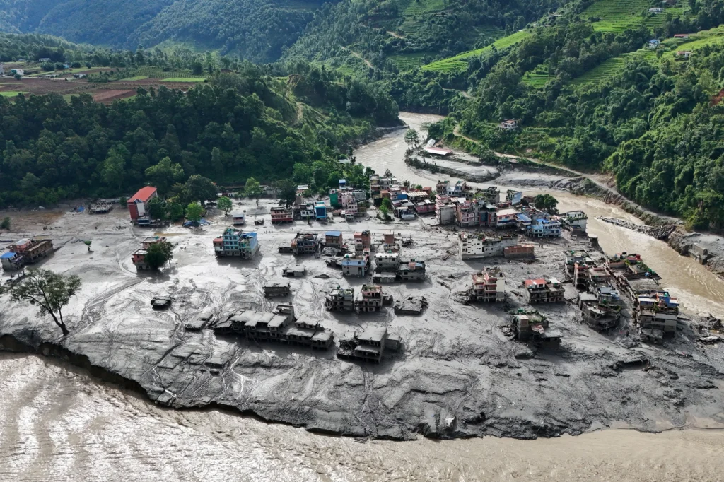 Sturzflut in Nepal und Tibet: Mehr als 160 Todesopfer Gletschersturz löst verheerende Flut in Nepal und Tibet aus: Mehr als 160 Tote und über 1.000 Vermisste, darunter Hunderte Touristen.