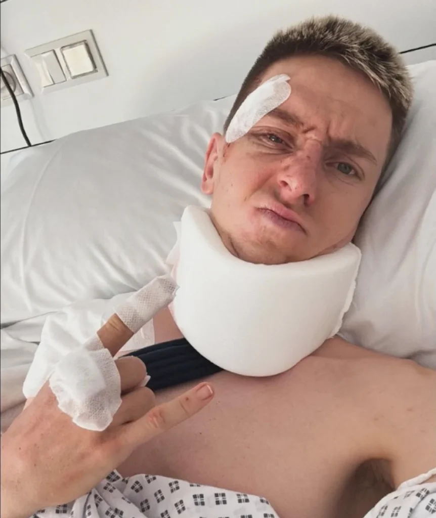 Tadej Pogačar bricht sich bei Vuelta-Sturz einen Halswirbel Tadej Pogačar erlitt bei der Vuelta einen Bruch des Halswirbels C7, einen Schlüsselbeinbruch und eine Gehirnerschütterung. Eine Operation ist nötig.