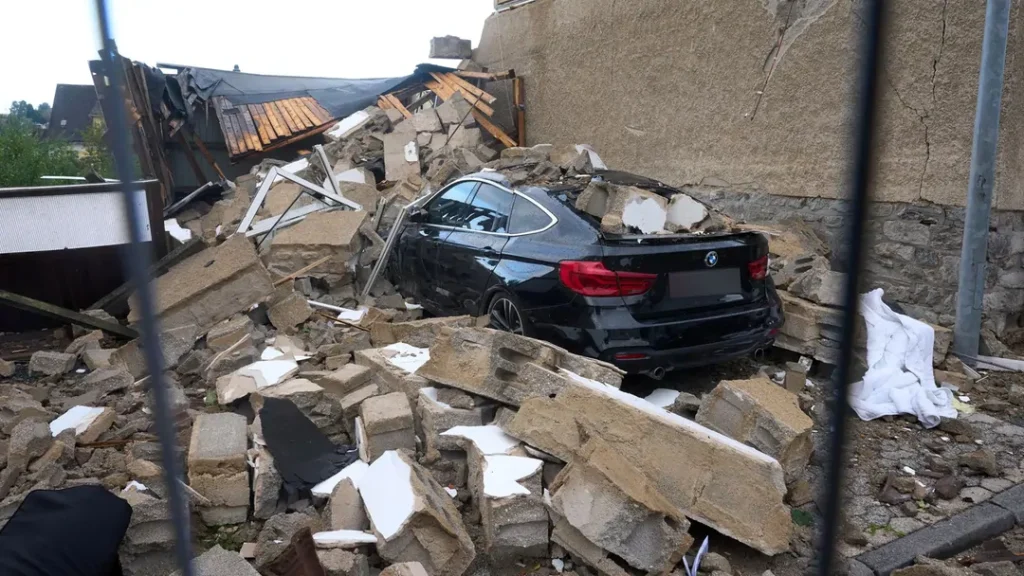 Tornado in Hessen: Dutzende Häuser beschädigt, einige Gebäude unbewohnbar Tornado trifft Hessen: In Solms werden Dächer abgedeckt, rund 60 Häuser in Wetzlar beschädigt und Straßen gesperrt. Einsatzkräfte räumen die Sturmschäden.