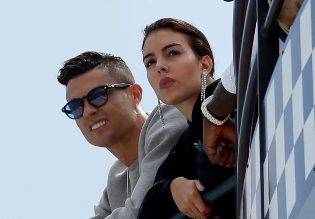 Cristiano Ronaldo und Georgina Rodríguez haben geheiratet: Das ist über die Hochzeit in Portugal bekannt Cristiano Ronaldo und Georgina Rodríguez haben am 11. August in Cascais geheiratet. Alles über die private Hochzeit, Gäste, Kinder und Eheringe.