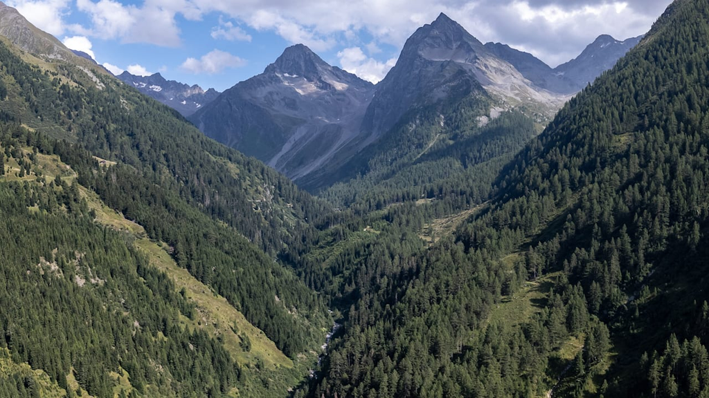 In Tirol ist ein 19-jähriger Deutscher bei einem Kletterunfall am Großglockner 40 Meter abgestürzt und gestorben. Die Polizei ermittelt zur Ursache.