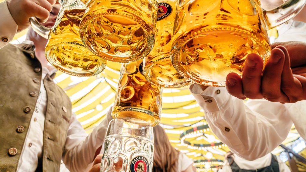 Sieben Schankkellner verlassen das Paulaner-Zelt auf dem Oktoberfest nach einem Streit um Bier. Zwei Mitarbeiter tranken Alkohol während der Arbeitszeit.