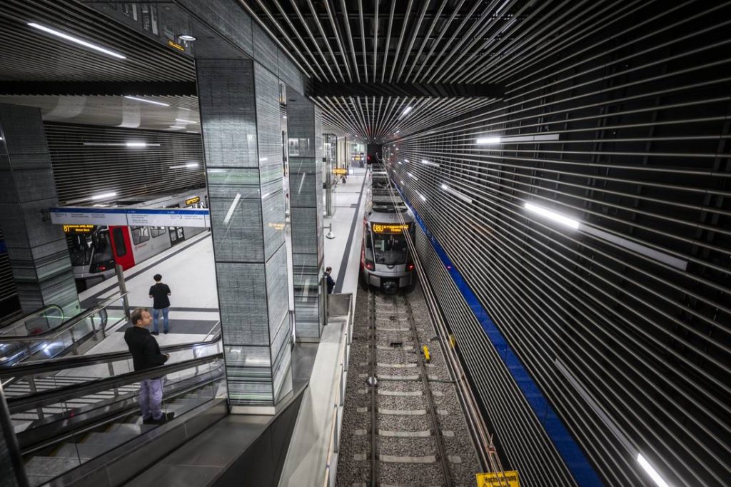 Am Düsseldorfer Flughafen wurde eine neue U-Bahn-Station eröffnet. Sie verbindet das Terminal mit dem Stadtbahnnetz und dem Messegelände.